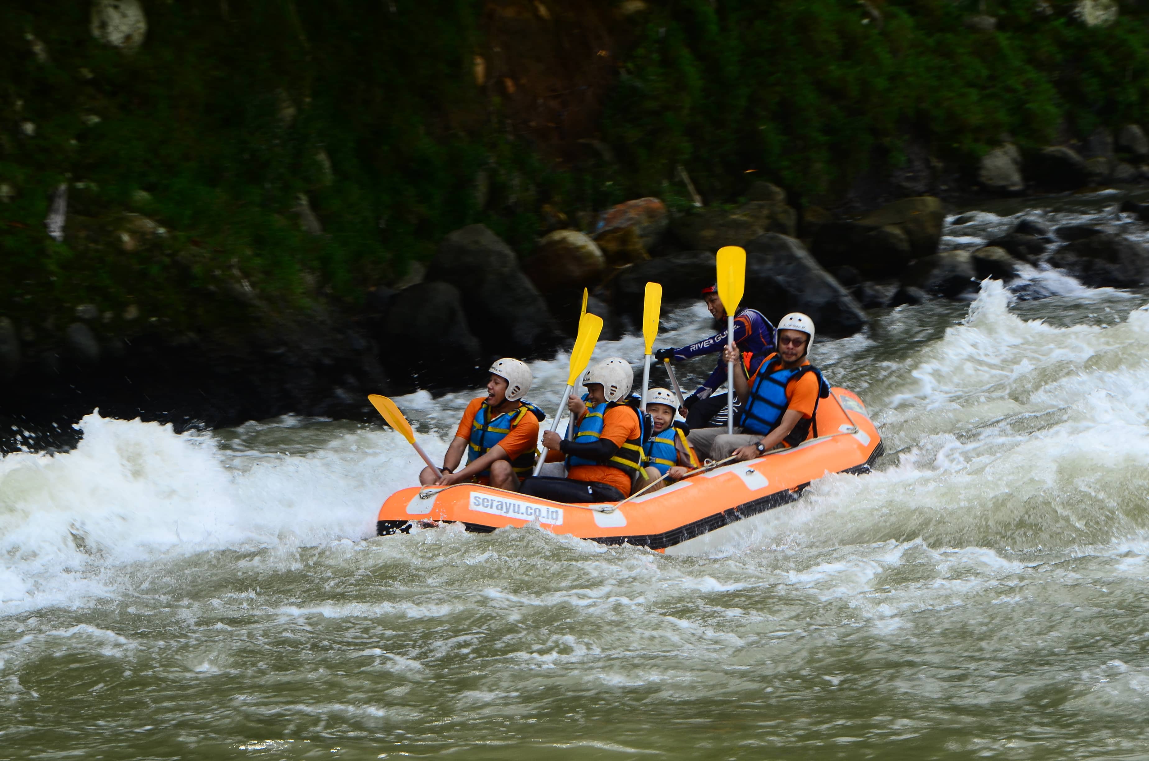 Arung Jeram Banjarnegara: Harga Paket & Pilihan Rute Terbaik 2026