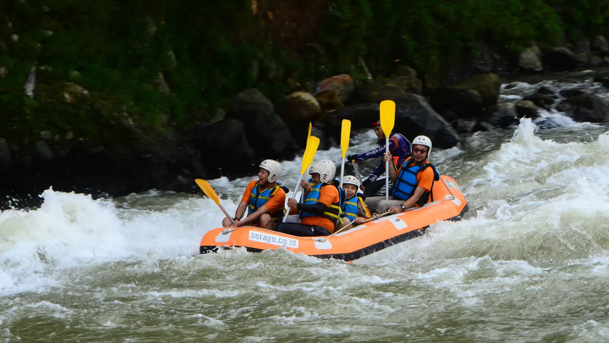 Arung Jeram Banjarnegara: Harga Paket & Pilihan Rute Terbaik 2026