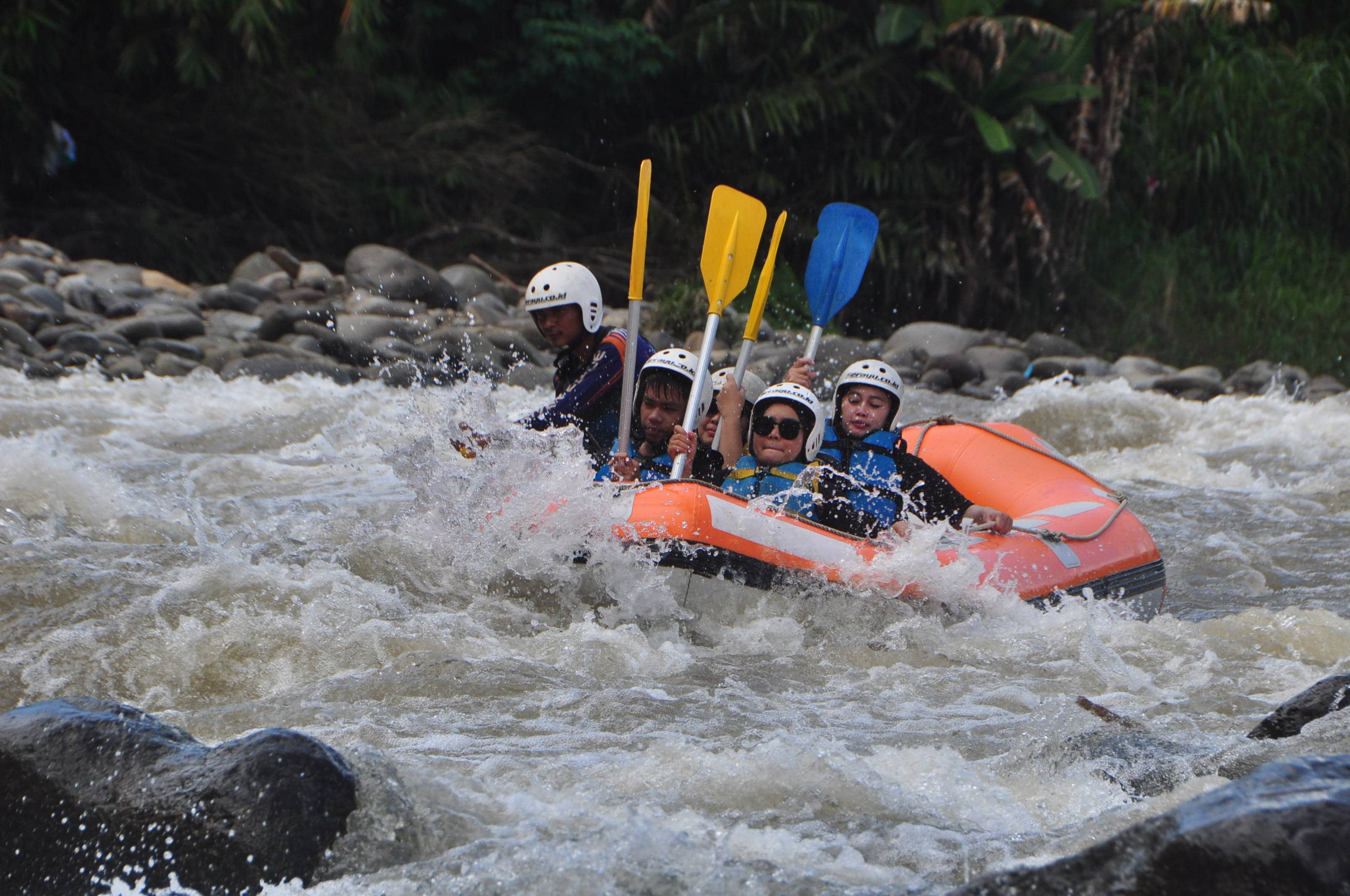 Momen Seru Arung Jeram Serayu