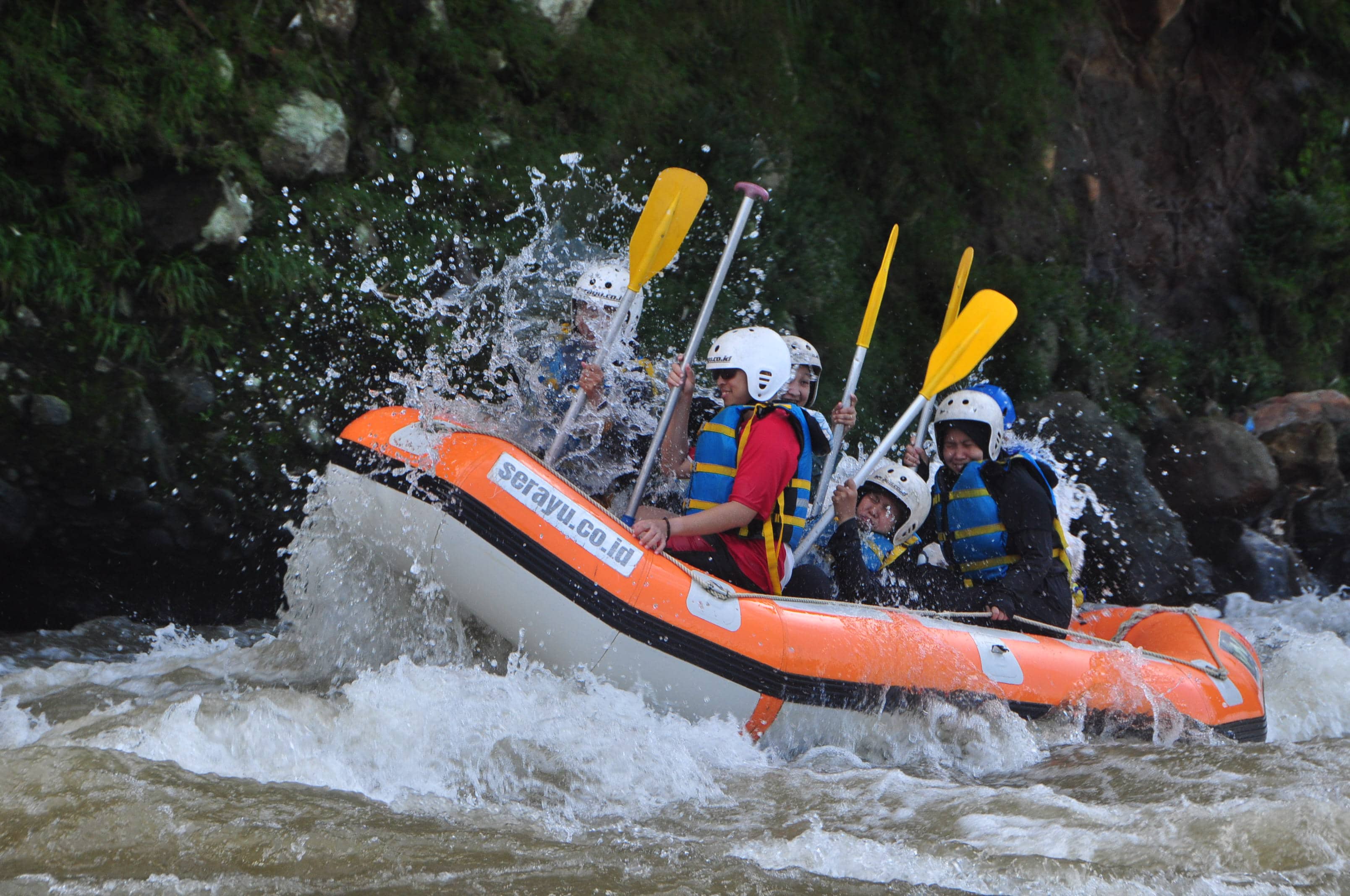 Wisata Keluarga Rafting Banjarnegara